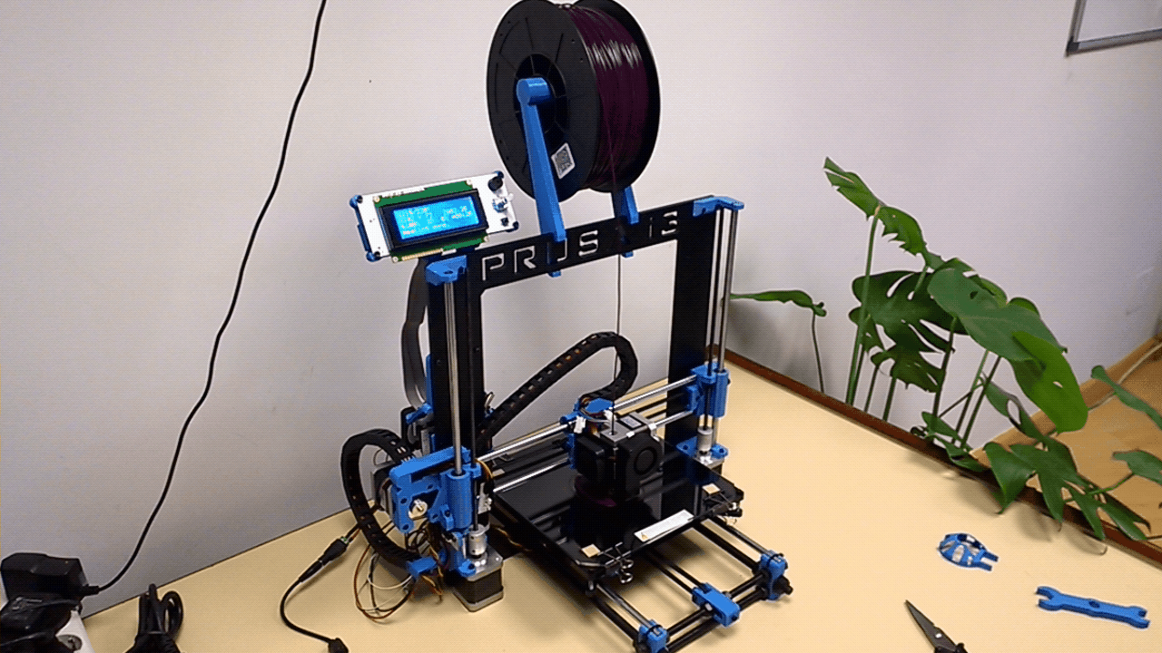 La detección de anomalías en impresoras 3D dentro del enfoque de la Industria 4.0 consiste en identificar fallas, comportamientos inusuales o irregularidades durante el proceso de impresión mediante el uso de tecnologías avanzadas como sensores inteligentes, monitoreo en tiempo real, análisis de datos y algoritmos de inteligencia artificial. Gracias a estos sistemas, es posible anticipar errores, mejorar la calidad de las piezas, reducir desperdicios y optimizar la productividad. Este enfoque convierte a la impresora 3D en un equipo más seguro, eficiente y conectado, alineado con los principios de automatización y toma de decisiones basada en datos.